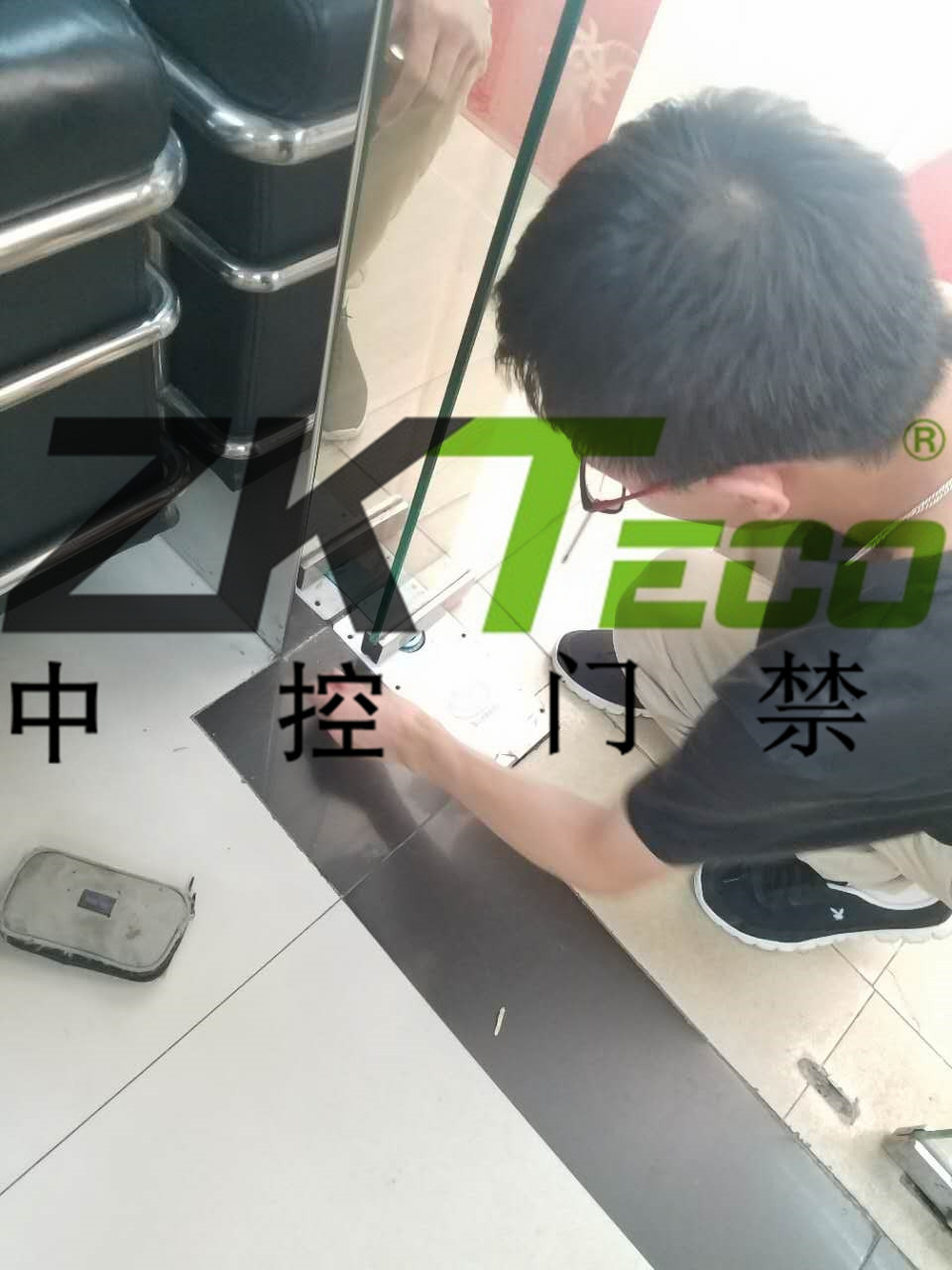 中控門(mén)禁公司在越秀區(qū)更換玻璃門(mén)彈簧，調(diào)維修玻璃門(mén)
